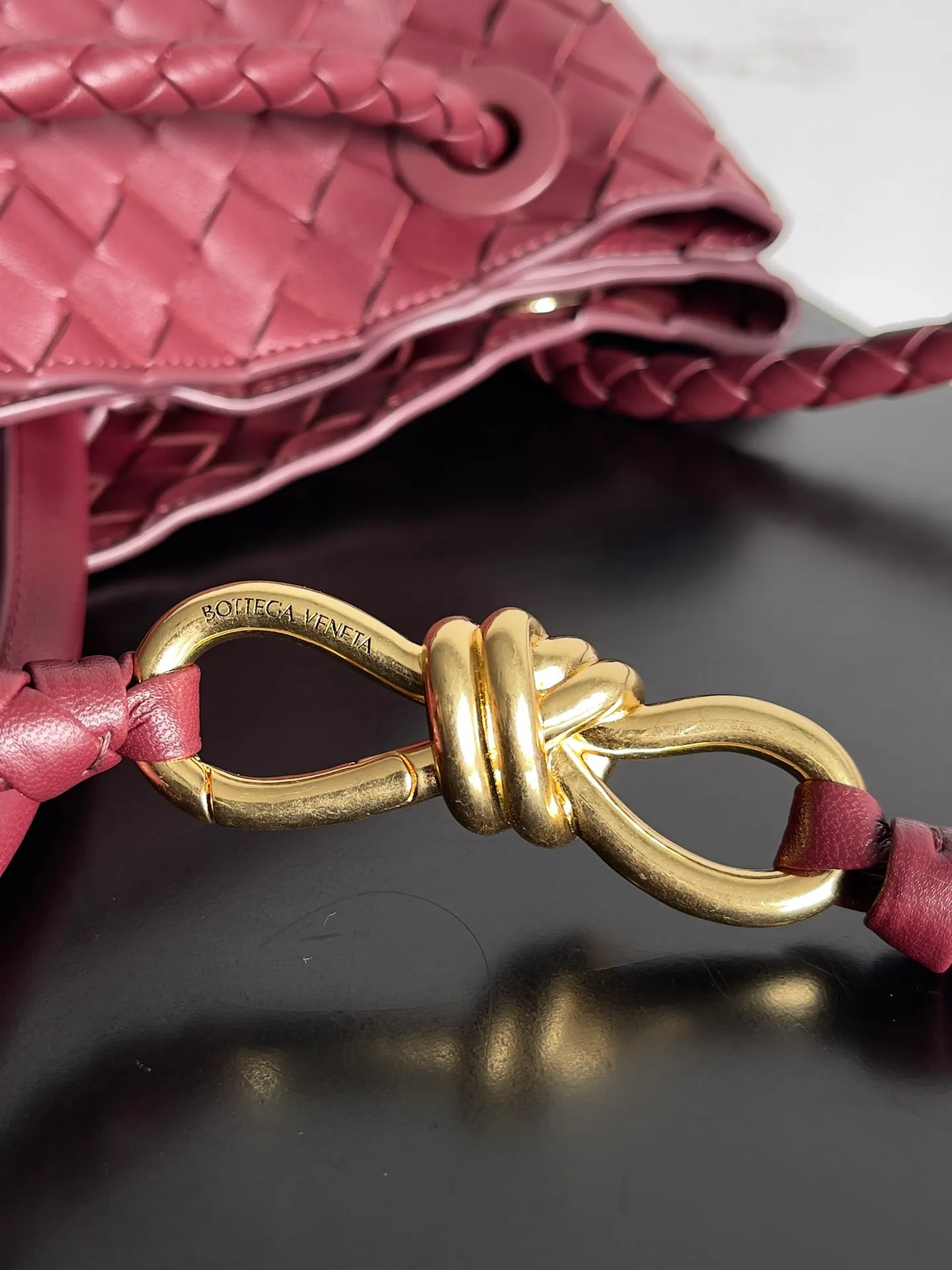 Batch 3760 Recently, the same style of bag that celebrities love is both high-end and practical. Michelle Yeoh, Kim Namjoon, Jing Boran, Tong Liya, Sun Qian, Wu Qianyu, Du Juan, Ma Yili and Bai Baihe are all carrying Bottega Veneta summer series Andiamo handbags. Andiamo has a simple structure and rounded lines. The whole piece is made of Nappa leather. It is comfortable, soft and dynamic. It adds interest to daily life and can be easily matched with various styles. Andiamo handbags are available in three sizes: small, medium and large. There are many colors to choose from, which can meet different needs. You can really carry it whether it is daily or attending events. Style number: 743575 Size: 45*22*34 including handle height 44cm